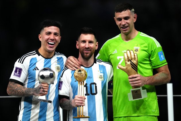 Messi, Enzo Fernández y el Dibu Martínenz cono sus galardones / Foto: Europa Press