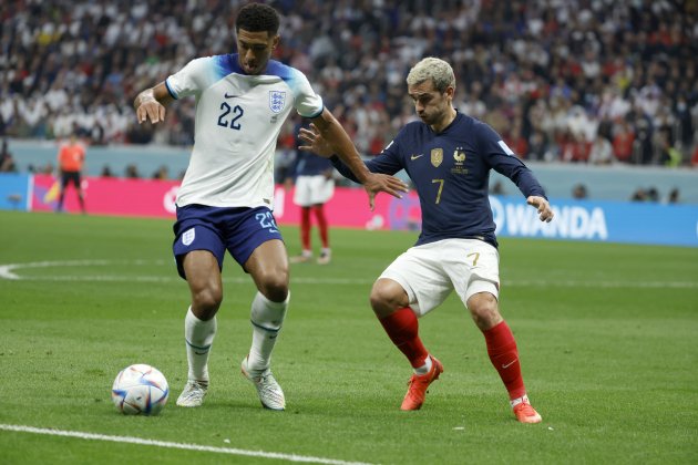 Bellingham protege el balón ante Griezmann / Foto: EFE