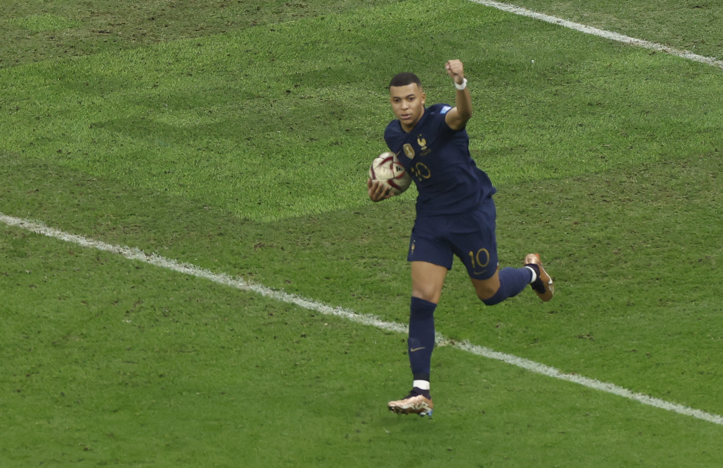 La madre de Mbappé está hablando con Florentino Pérez,  hay una condición, y esta vez la impone el Real Madrid