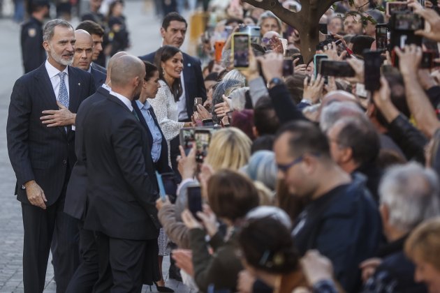 Felipe y Letizia con escoltas Europa Press