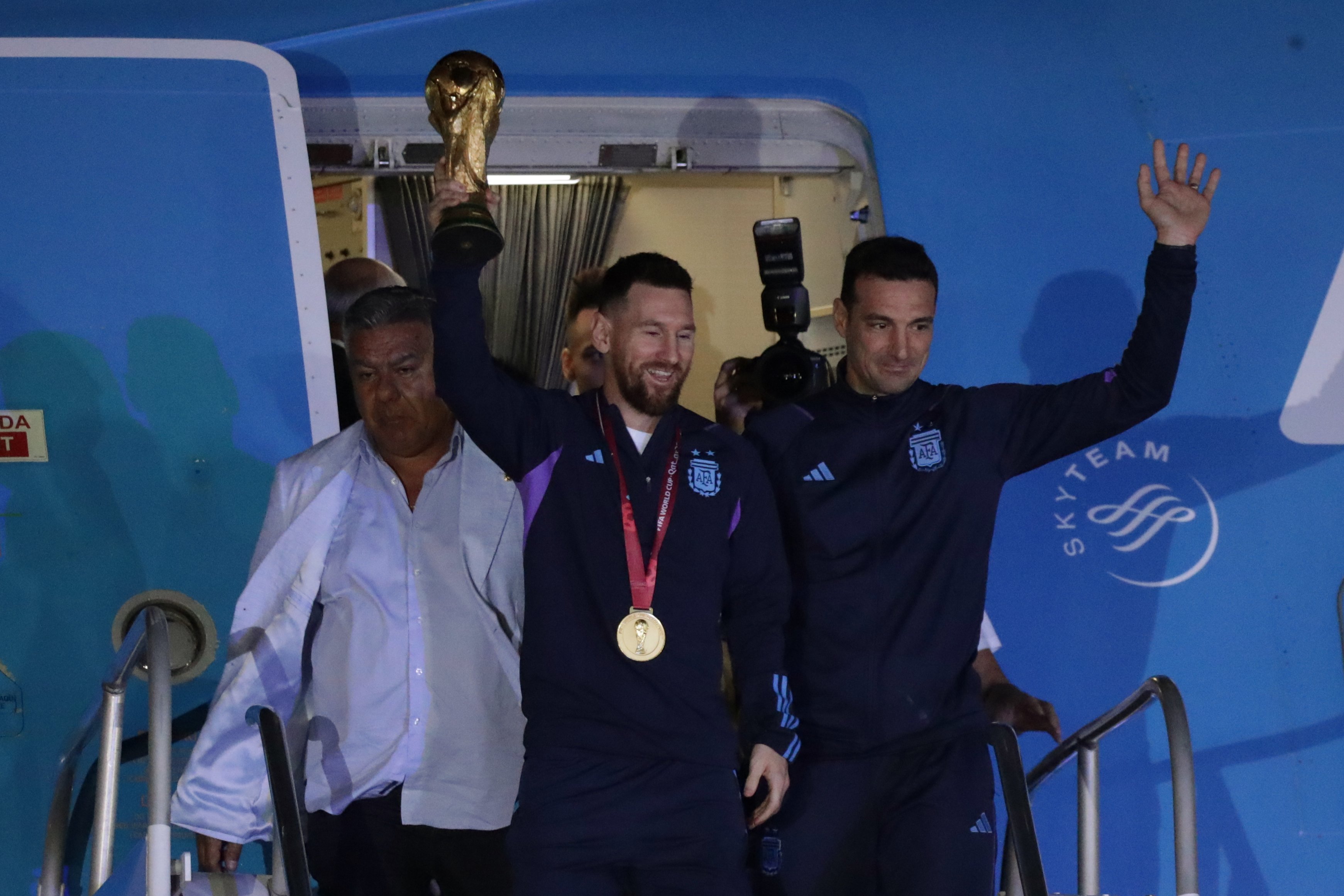 Buenos Aires recibe con un baño de masas la Copa del Mundo de la Selección Argentina