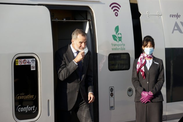 Felipe sale del tren AVE EFE Felipe sale del tren AVE EFE