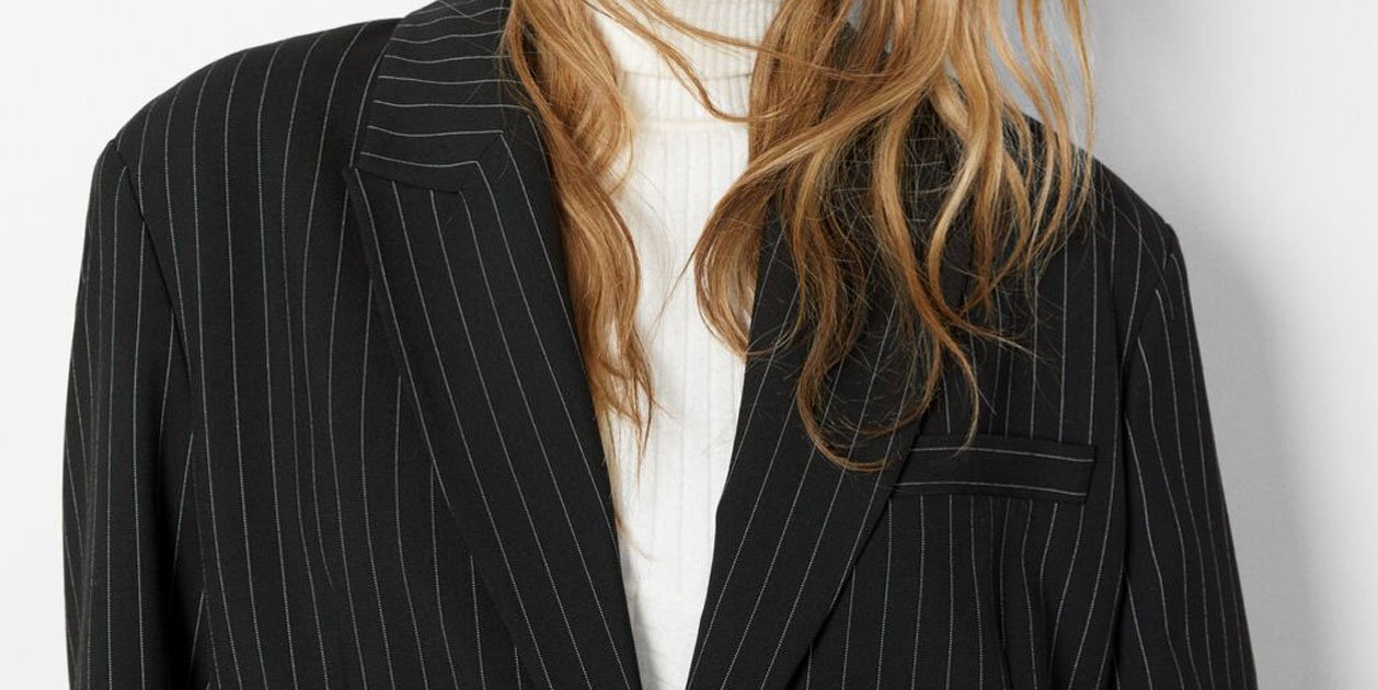 La blazer con raya diplomática está arrasando, y es literal, en Bershka