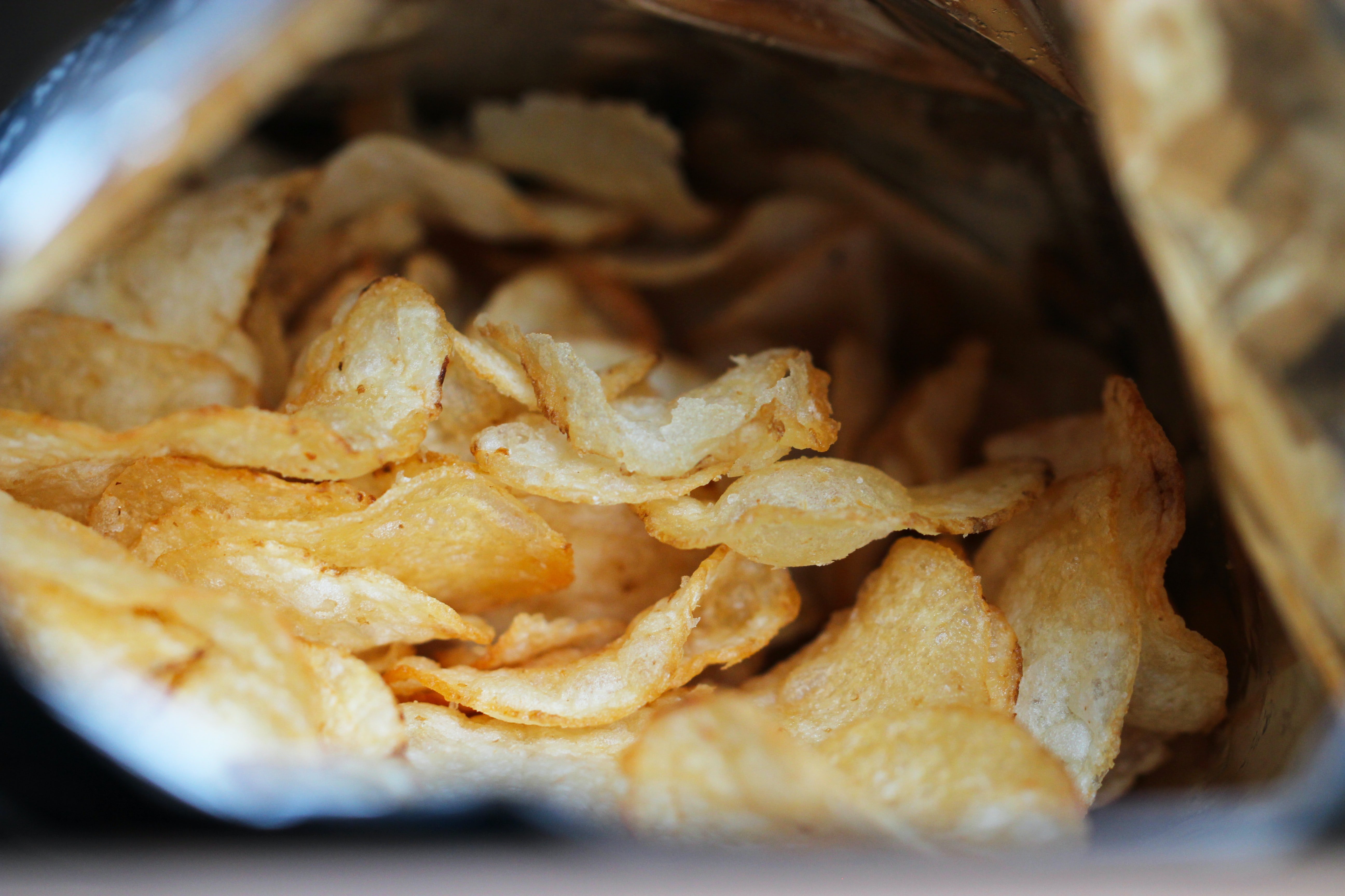 El truc viral per tancar les bosses de patates sense l'ajuda de pinces ni estris