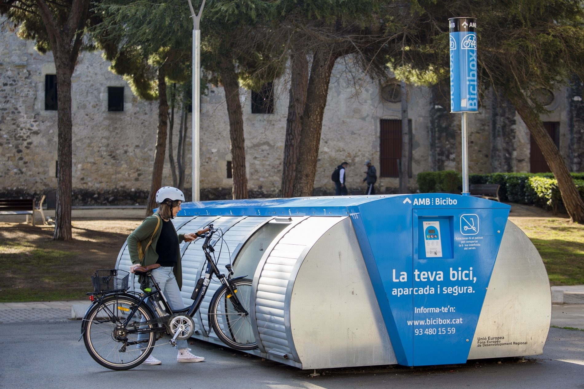 El AMB permitirá estacionar patinetes eléctricos en los aparcamientos de bicicleta Bicibox