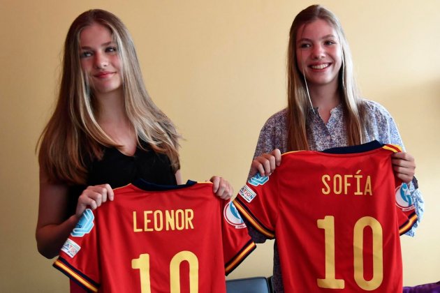Sofía y Leonor apoyan a la selección Sofía y Leonor apoyan a la selección