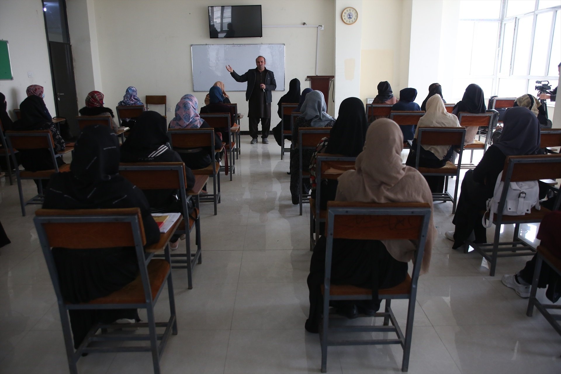 Los talibanes prohíben el acceso de las mujeres a la universidad