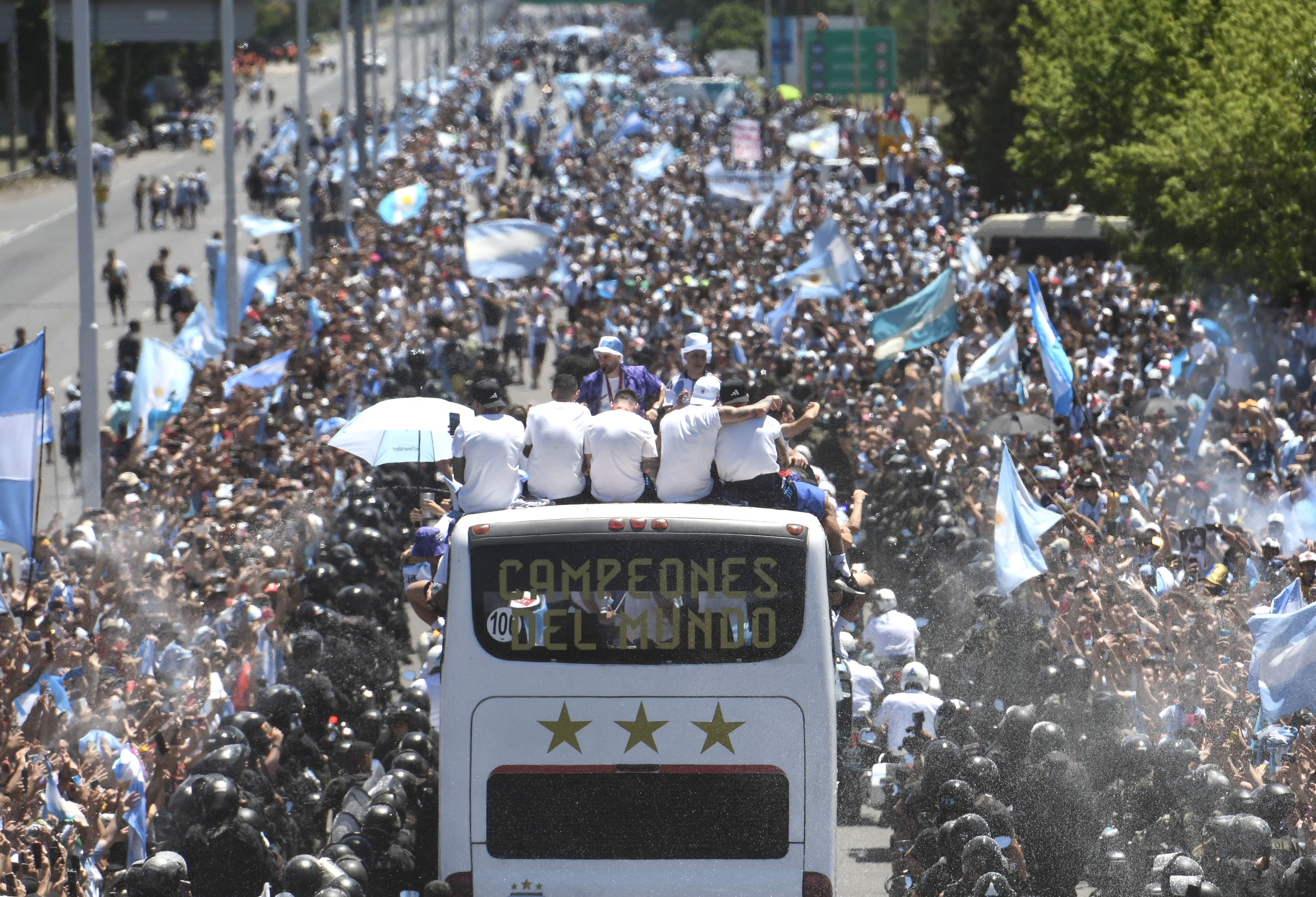 Bogeria a Buenos Aires en la celebració de la Copa del Món: els jugadors, evacuats en helicòpter