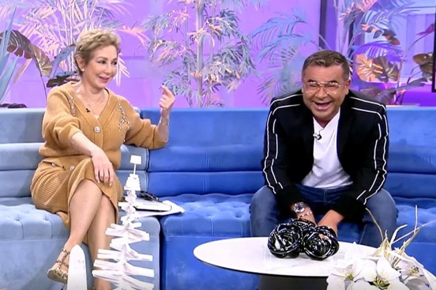 Jorge Javier Vázquez  y Ana Rosa Quintana ríen Telecinco