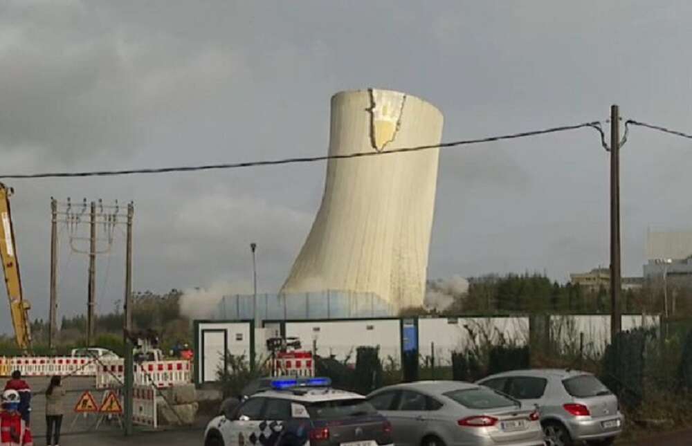 El respeto al patrimonio industrial no renta: otra torre de refrigeración al suelo