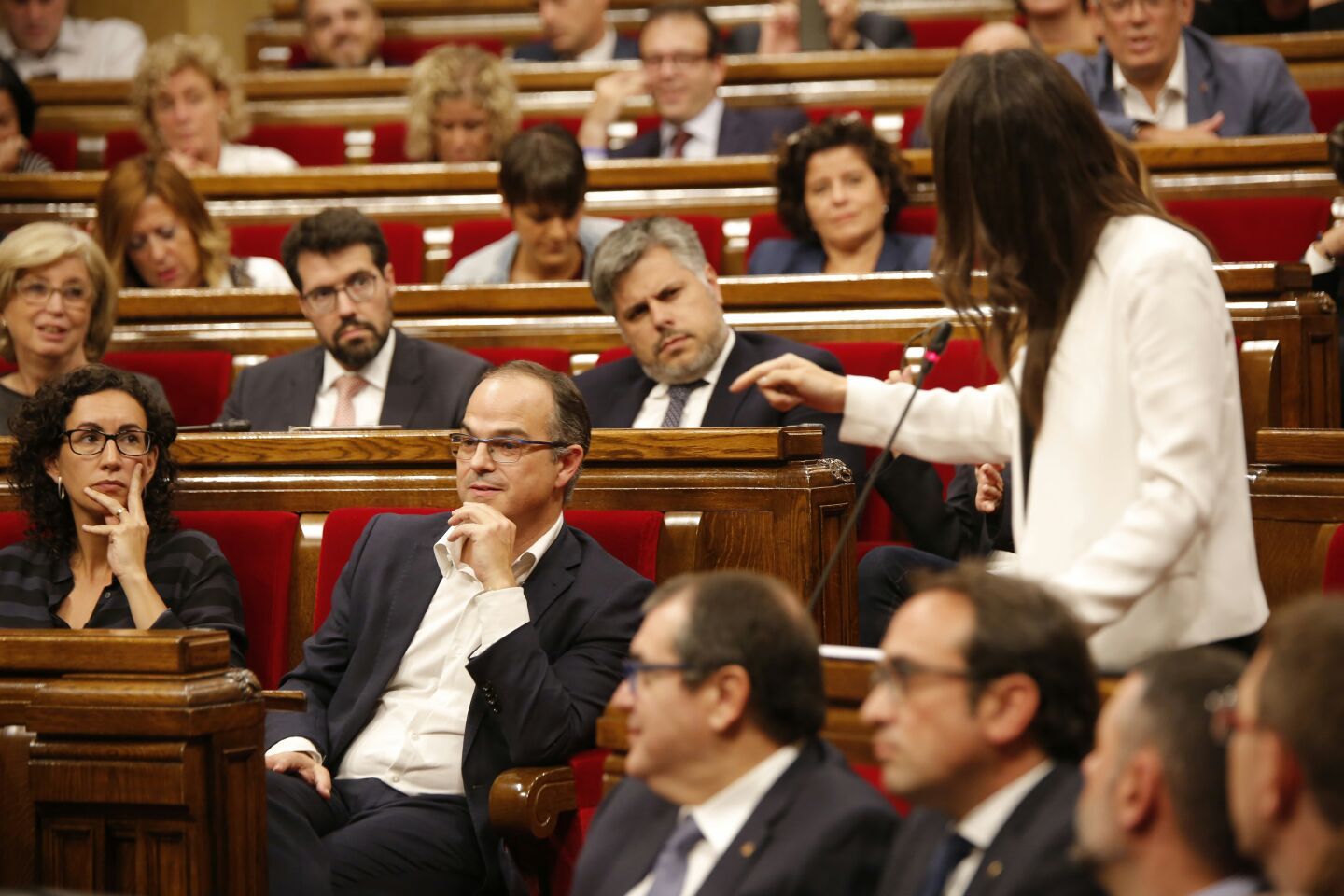 JxSí activa un cortafuegos en el Parlament ante el asedio de la Fiscalía