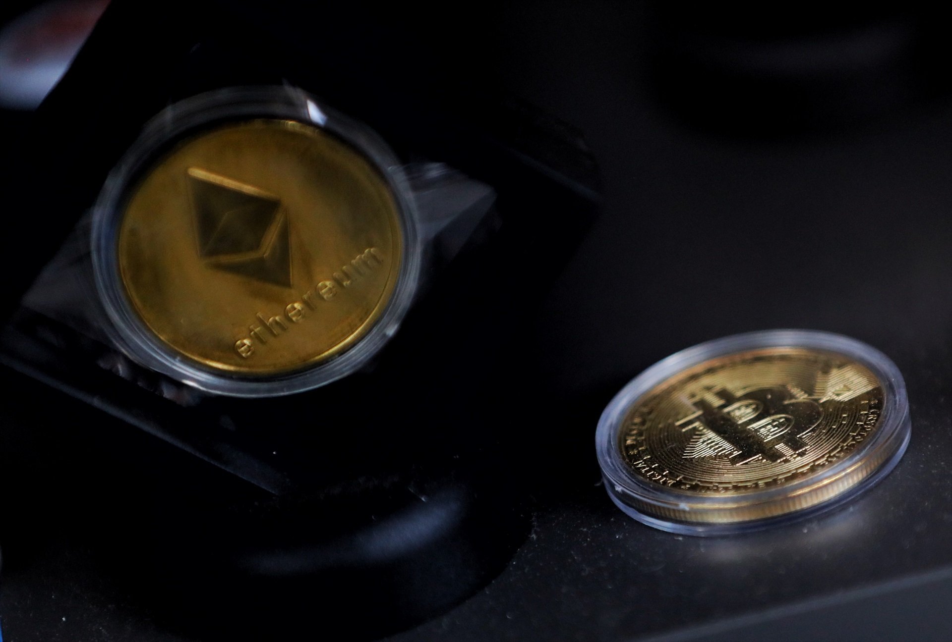 Nueva investigación por una presunta estafa con criptomonedas que salpica a exjugadores del Barça y Espanyol