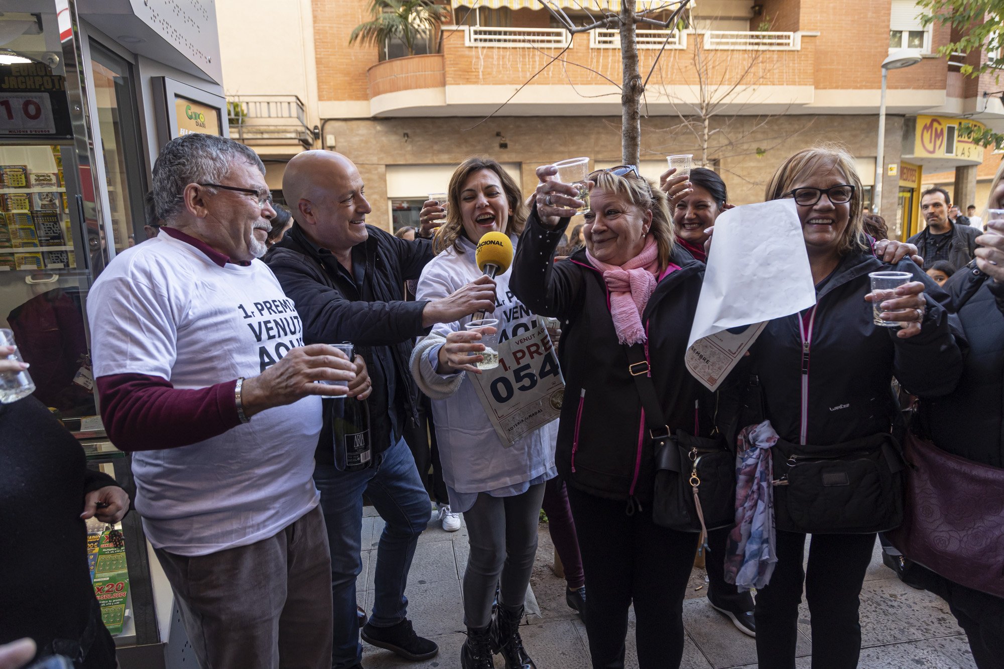 Cinc amigues es firen amb el Gordo de la Loteria de Nadal 2022 a Barberà del Vallès | VÍDEO