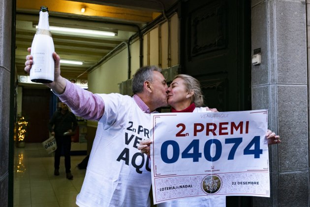 El responsable de l'Administració 1 d'Olot, Alfredo Alfaro, celebra amb la seva haver venut el premi Efe El responsable de l'Administració 1 d'Olot, Alfredo Alfaro, celebra amb la seva haver venut el premi Efe