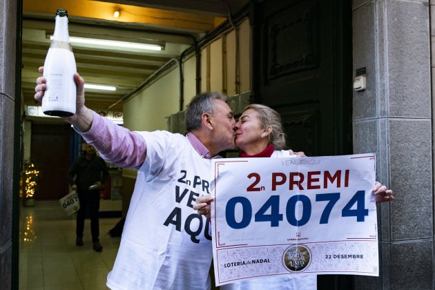 El responsable de la Administración 1 de Olot, Alfredo Alfaro, celebra con la suya haber vendido el premio Efe