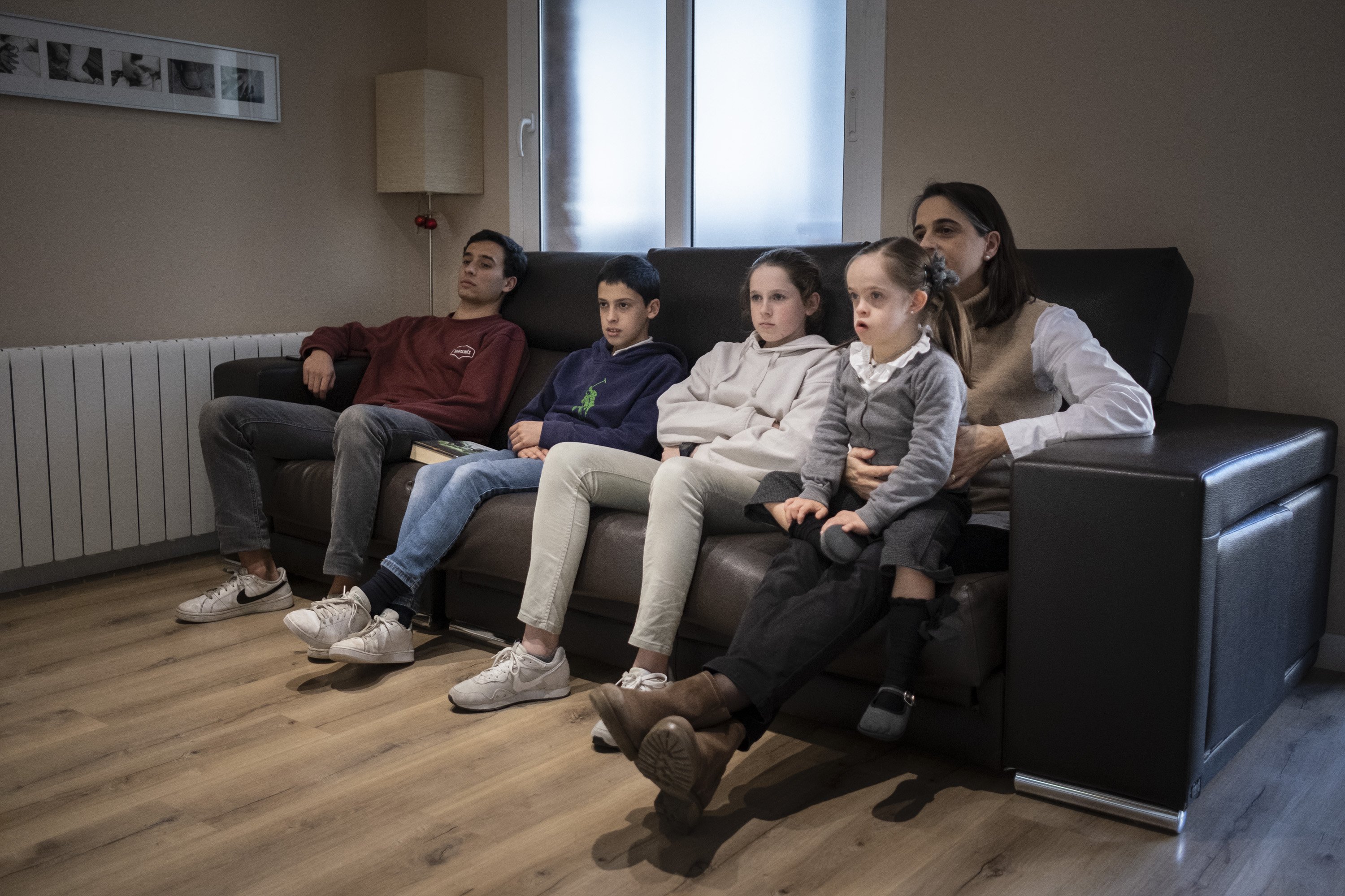 Familia Nombrosa televisió sofà / Foto: Carlos Baglietto