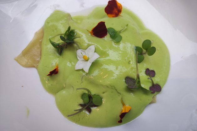 ravioli de perdiz escabechada con gazpacho de aguacate