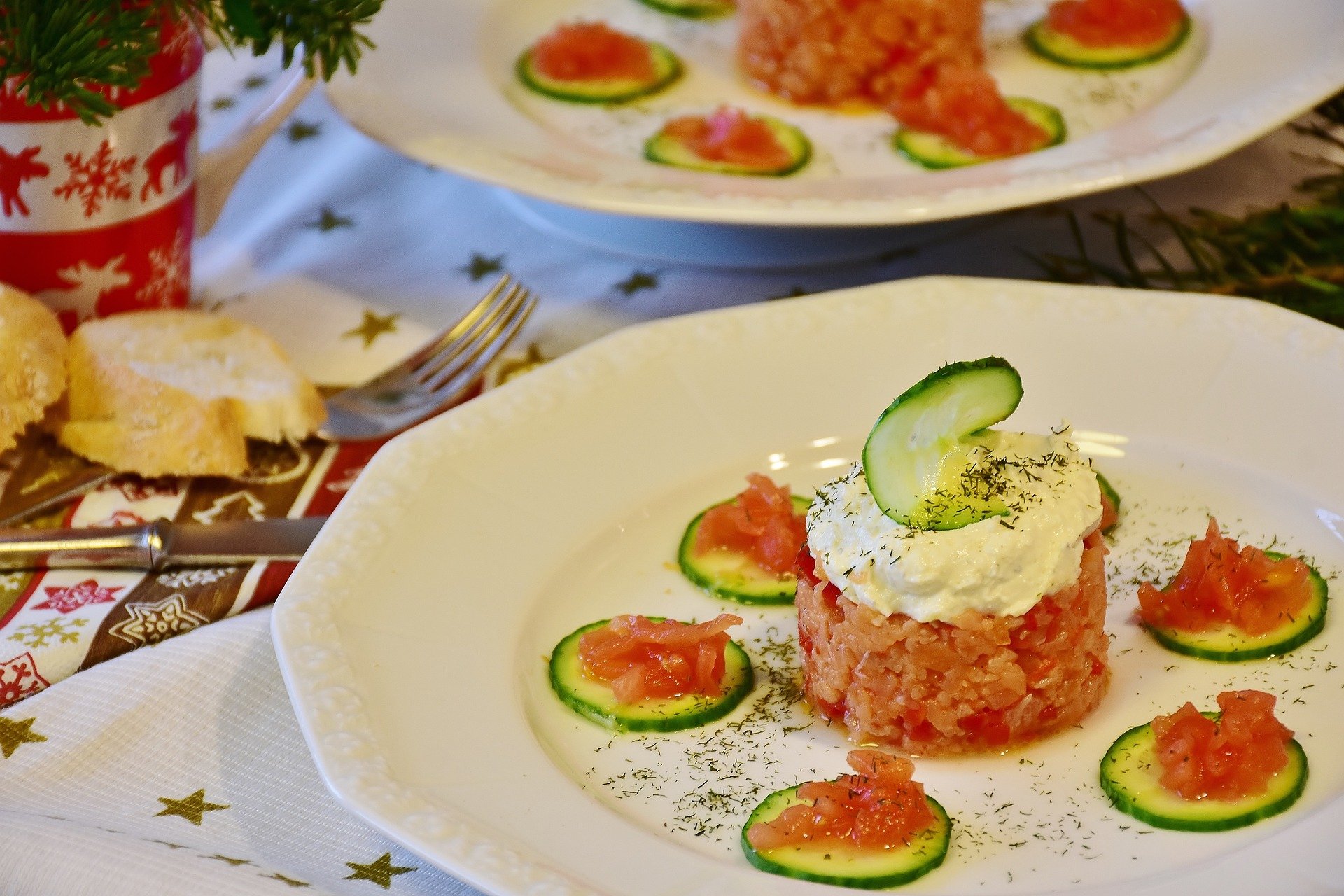 Salmón con pepino y tomate / Foto: Pixabay