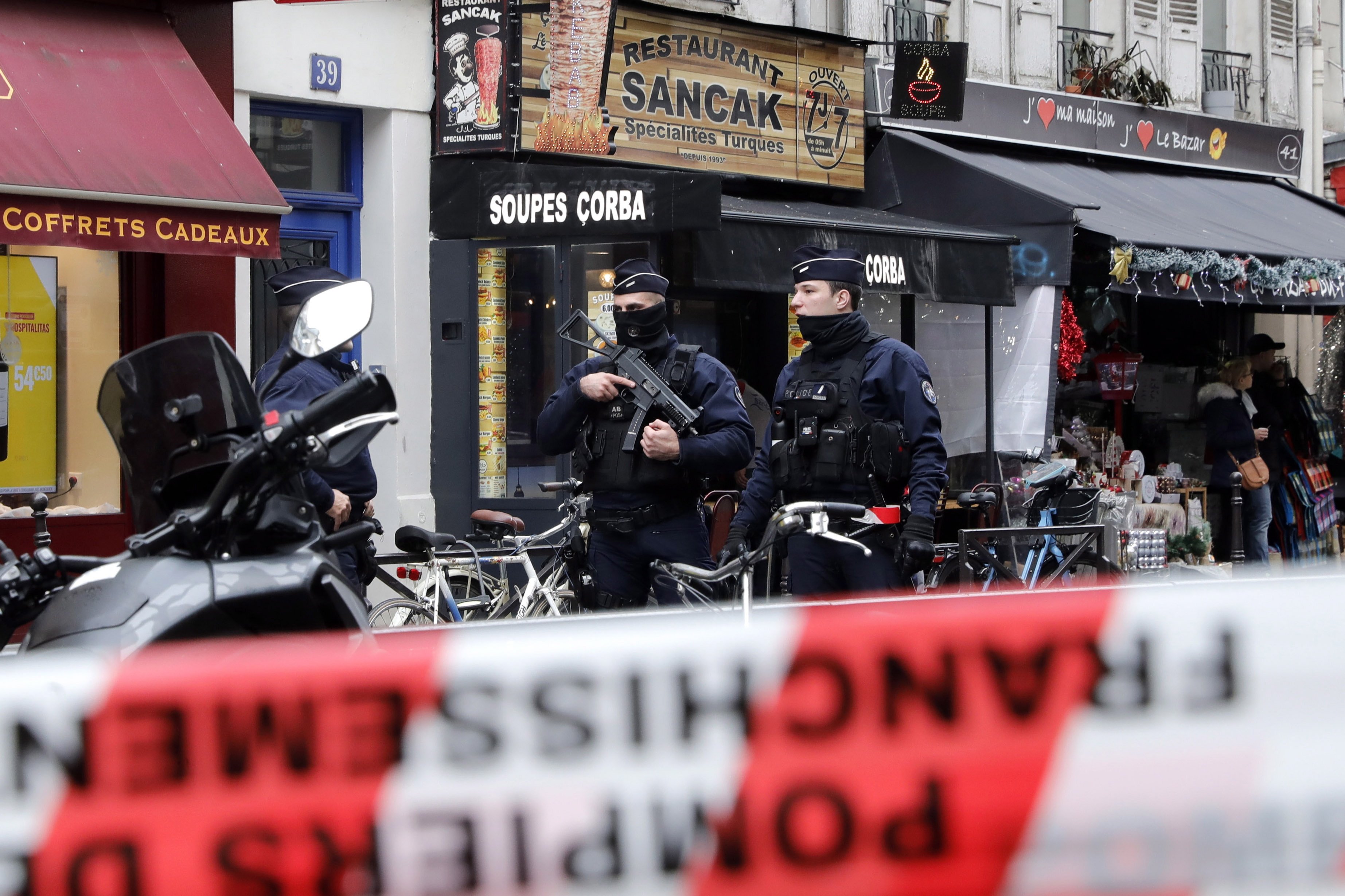 Tres morts i diversos ferits en un tiroteig a París: el tirador, detingut
