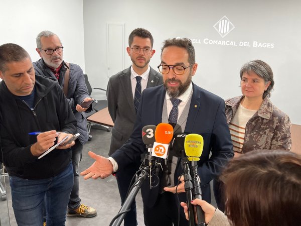 El consejero|conseller Juli Fernàndez en atención a los medios | Fotografía: ACN El consejero|conseller Juli Fernàndez en atención a los medios | Fotografía: ACN