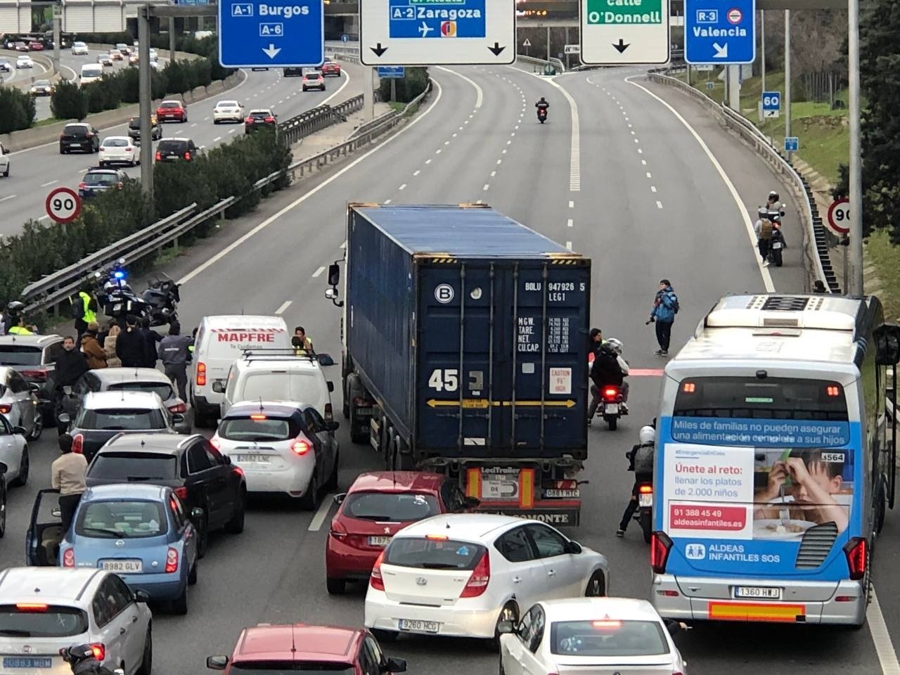 Activistas climáticos se enganchan a la M-30 y bloquean la operación salida navideña en Madrid