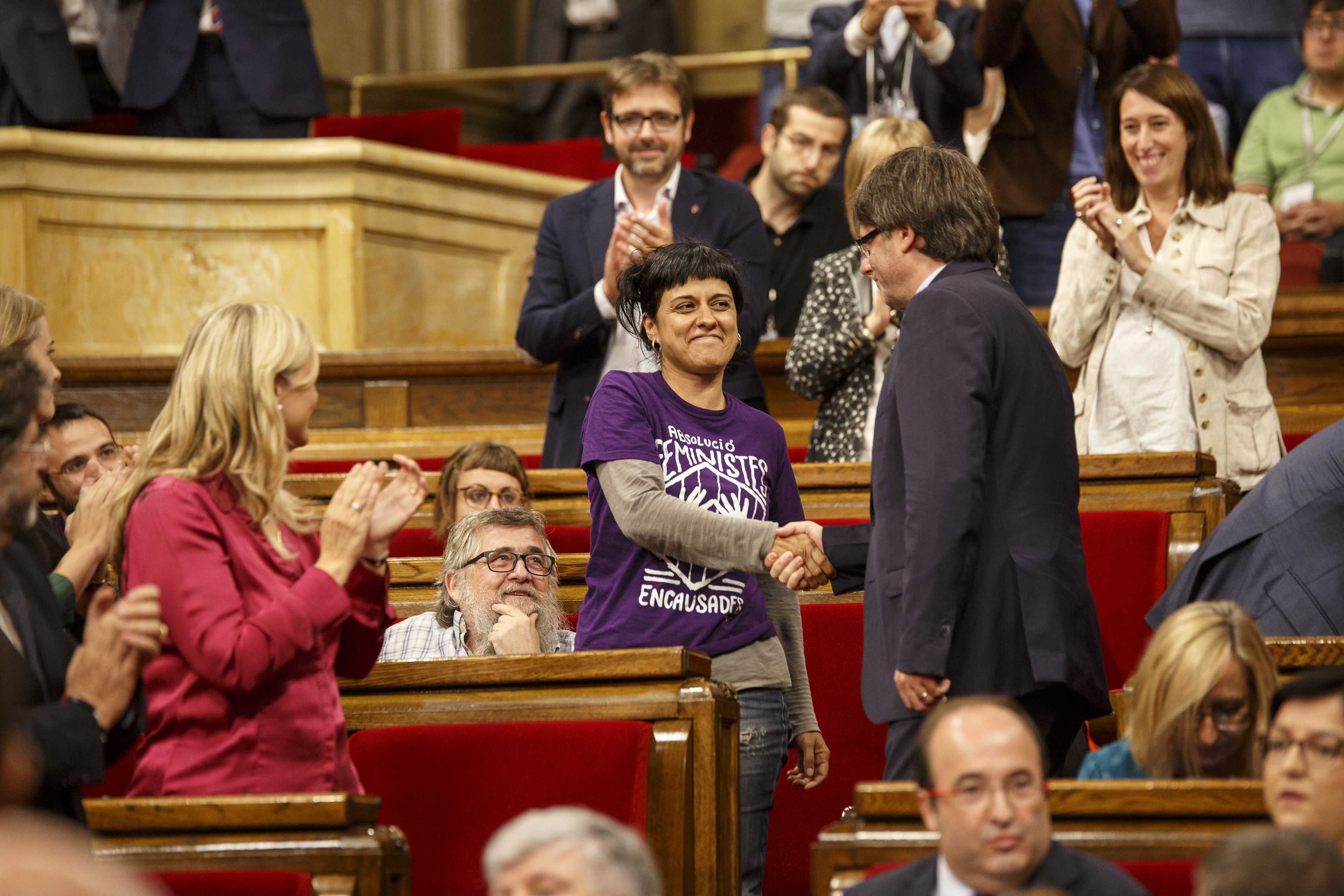 Puigdemont supera la qüestió de confiança amb els vots de JxSí i CUP