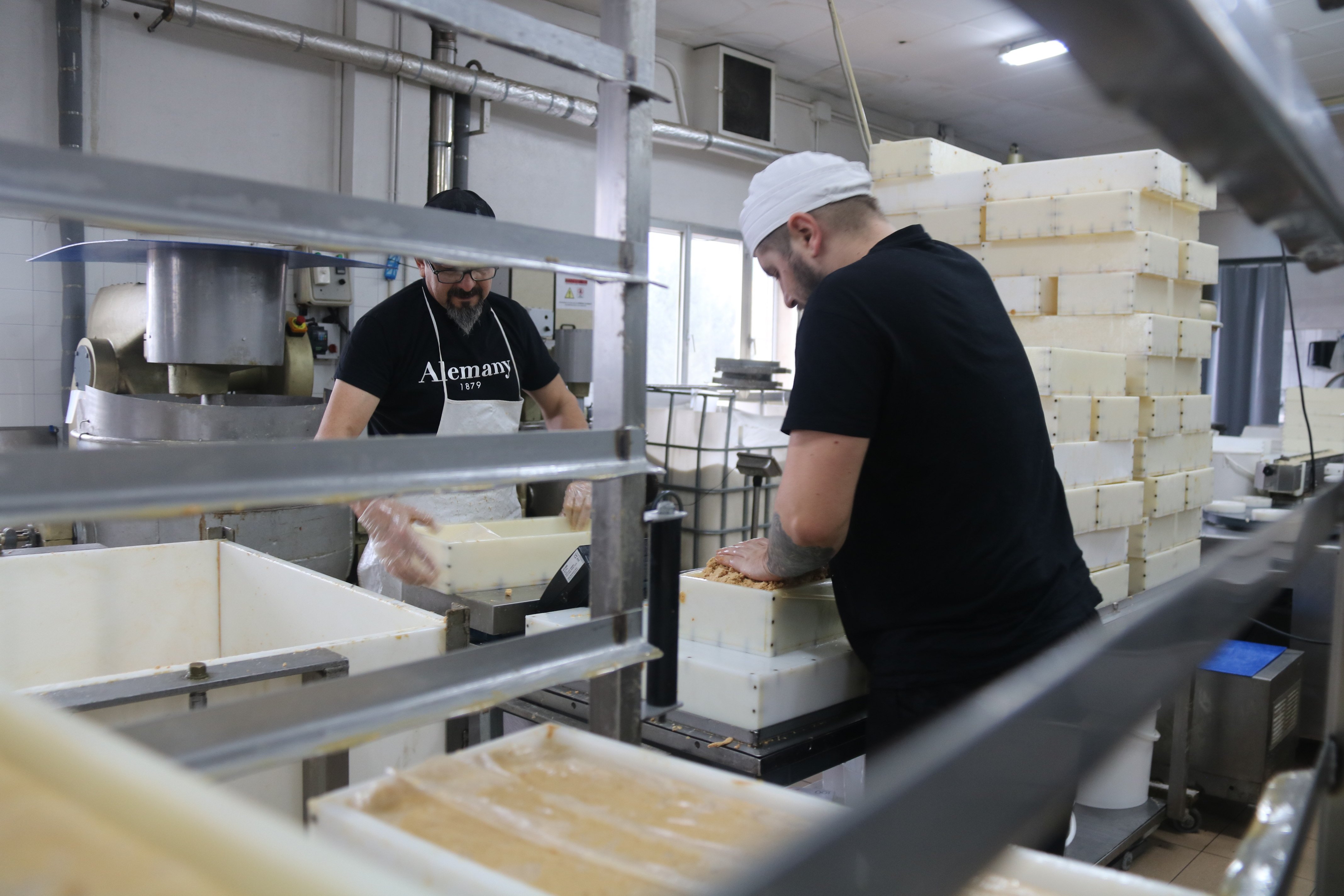 Dos operarios elaboran turrón blando en el obrador de Miel y Turrones Alemán de Os de Balaguer / Foto: Anna Berga