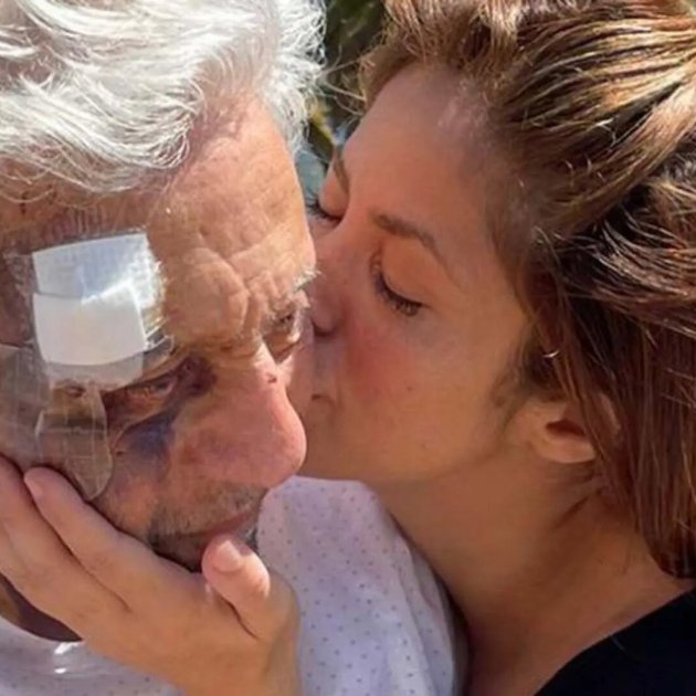 Shakira besa a su padre REDES Shakira besa a su padre REDES