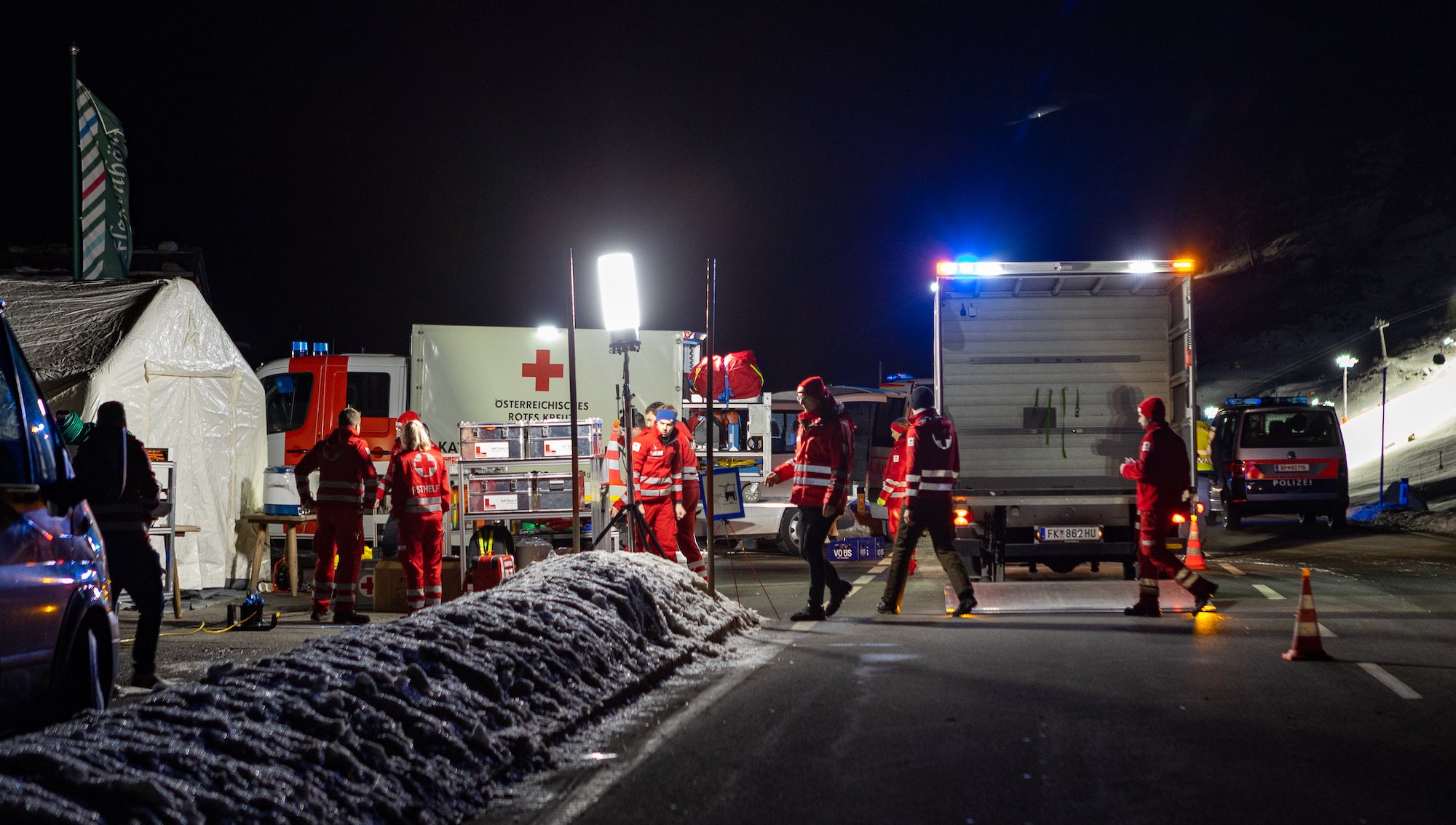 Rescatados con vida todos los desaparecidos en el alud en una estación de esquí de Austria