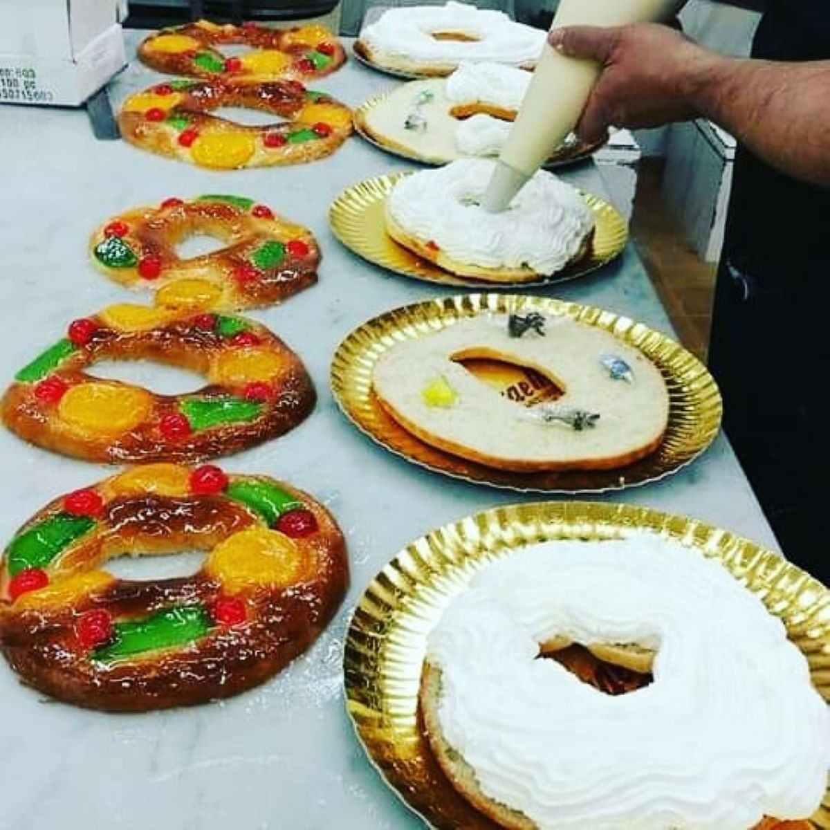 Elaboració de tortells de Reis Pastisseria Graells Elaboració de tortells de Reis Pastisseria Graells
