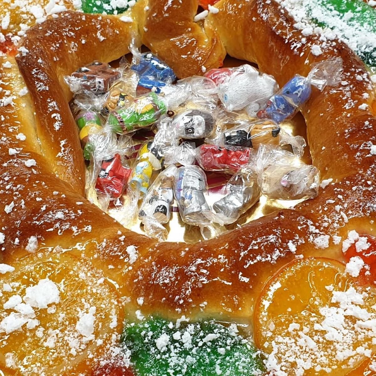 Tortell de Reis de massapà Pastisseria Graells Tortell de Reis de massapà Pastisseria Graells