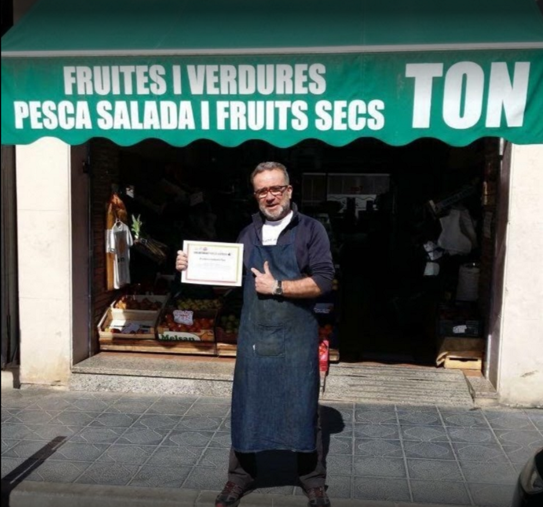 Boicotean a un frutero de Tarragona por llevar el lazo amarillo, y triplica ventas