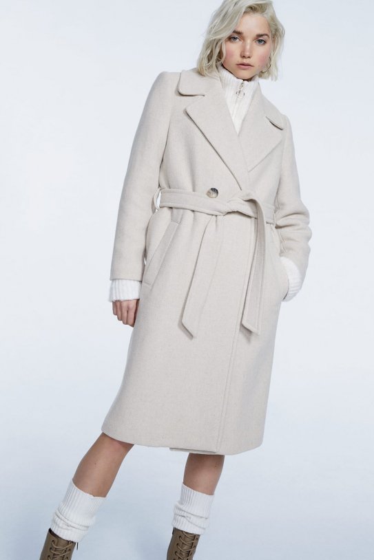 El abrigo que eligen mujeres más elegantes también está en Stradivarius colores distintos