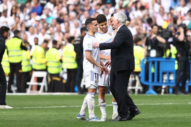 Carlo Ancelotti hablando con Lucas Vázquez, Marco Asensio y Militao / Foto: Europa Press