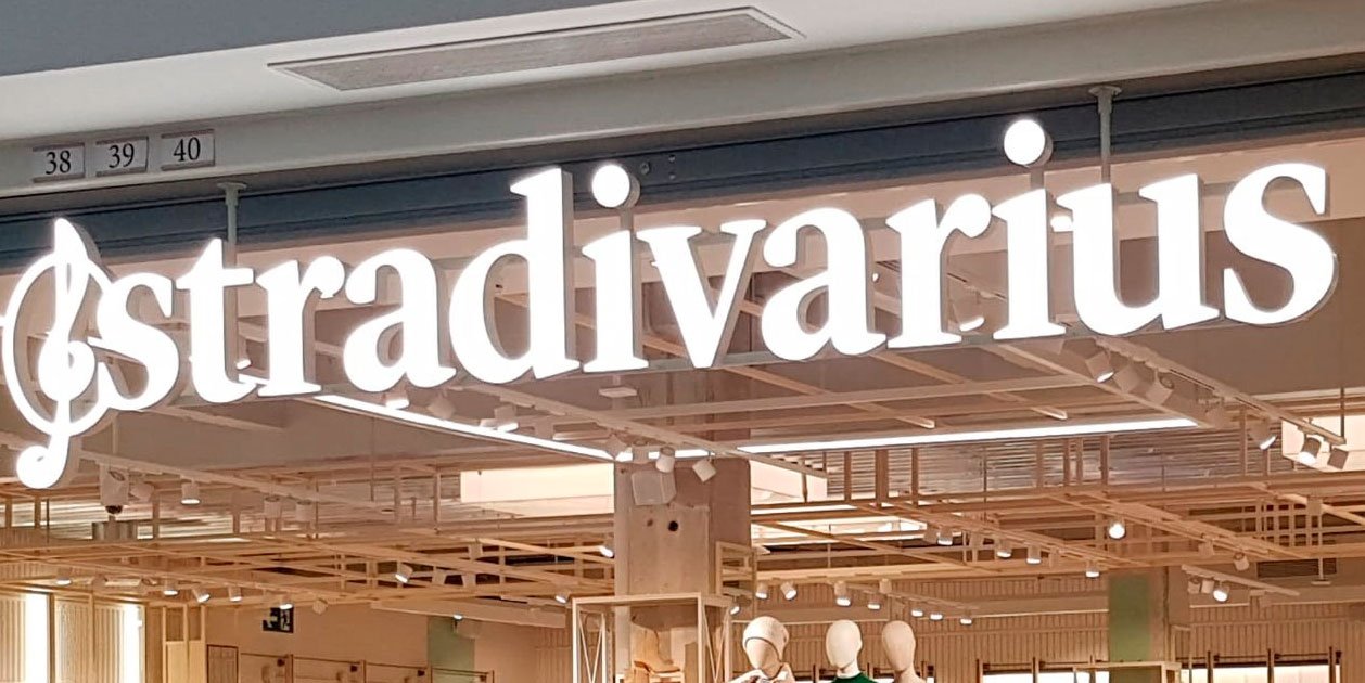 Stradivarius reinventa la falda icónica de los años 70