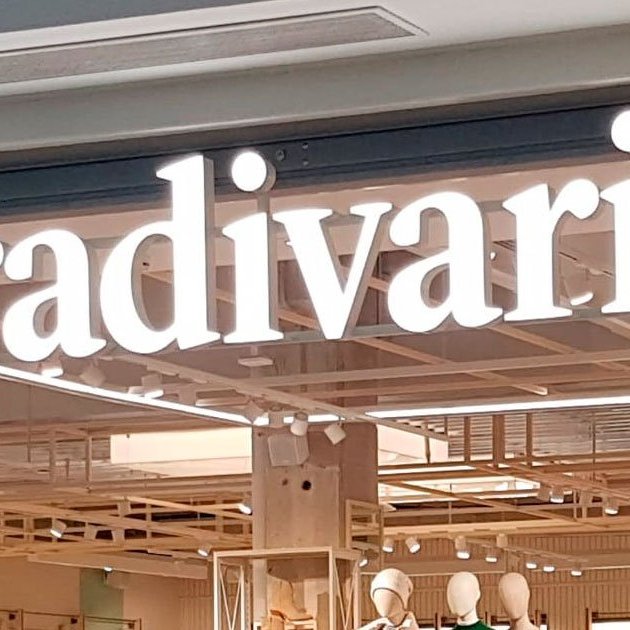 Boca al ver lo bien sienta el nuevo pantalón efecto piel de Stradivarius