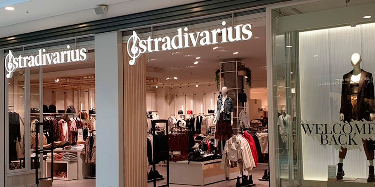 De la nova temporada de Stradivarius triem la faldilla midi capa setinada