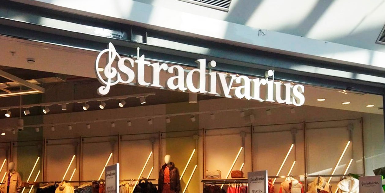 El bodi de moda a l'hivern és de coll girat, però no té mànigues; 3 colors a Stradivarius