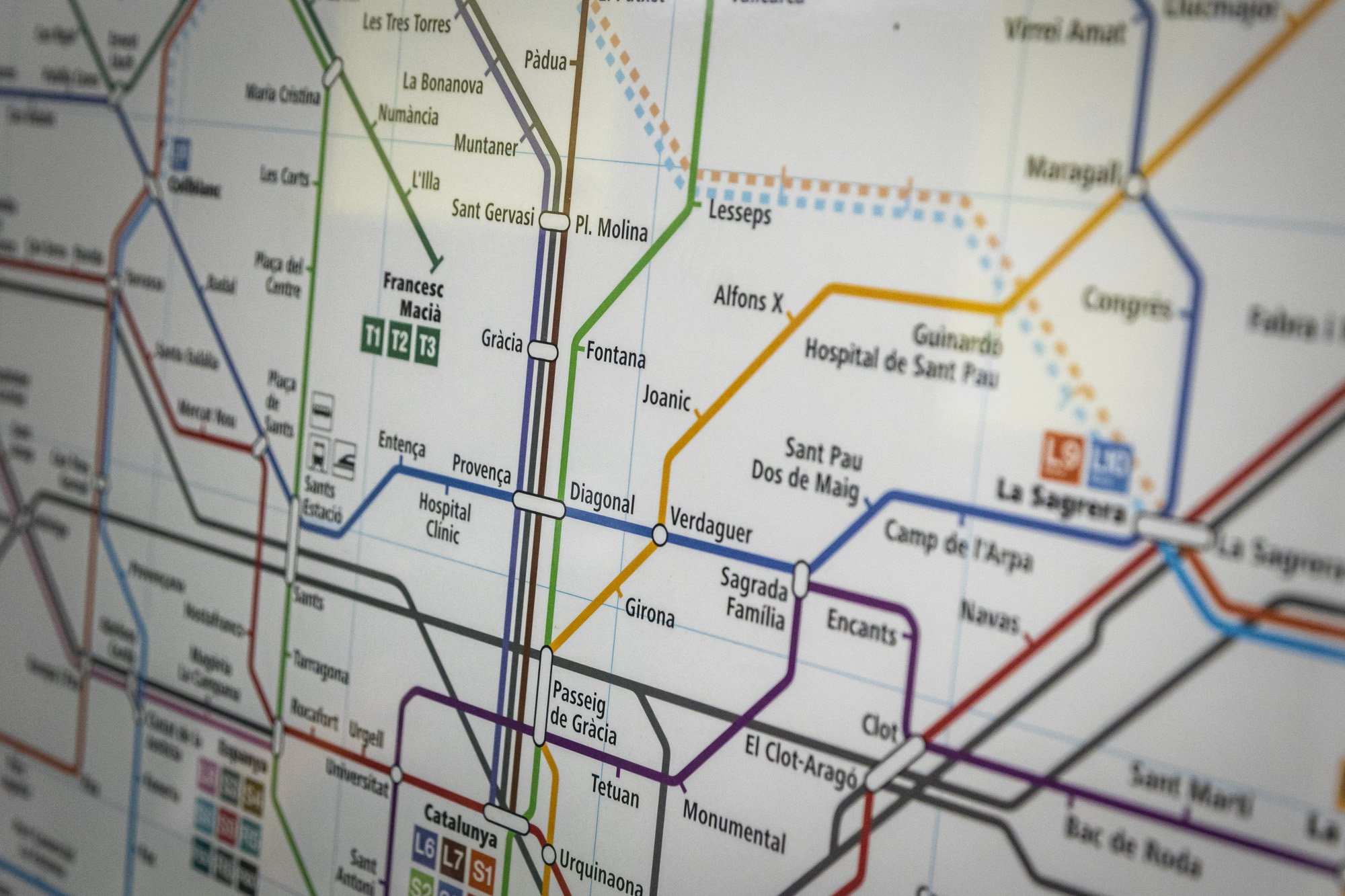 El patriarcado también se impone en los nombres de las estaciones de metro de Barcelona