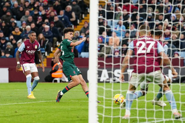 Stefan Bajcetic anotant el seu primer gol amb el Liverpool davant de l'Aston Villa / Foto: Europa Press