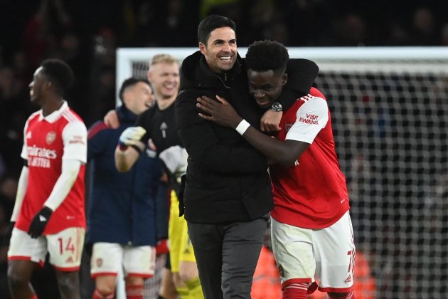 Mikel Arteta abraça Saka Arsenal / Foto: EFE - Neil Hall