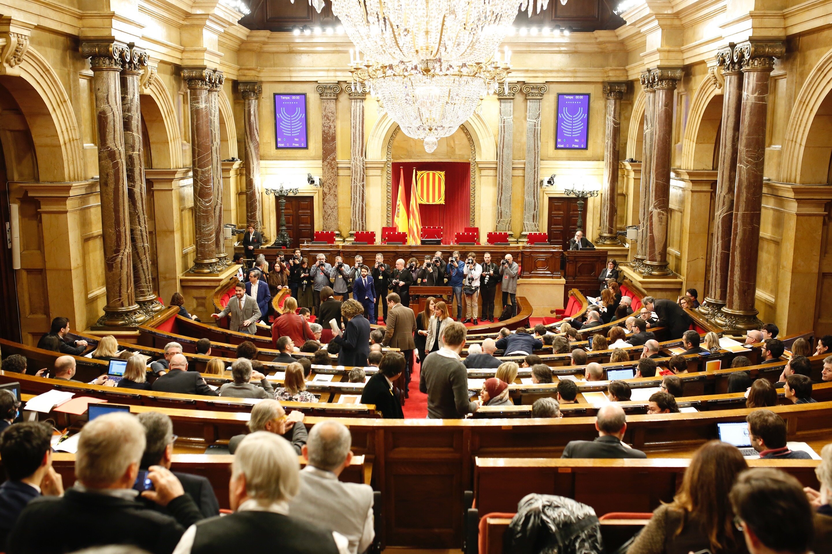 El ple, en suspens mentre l'independentisme intenta esquivar el TC