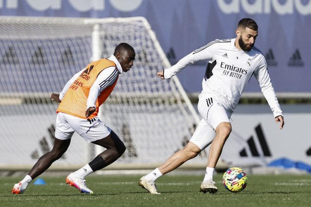 Karim Benzema y Mendy en un entrenamiento cono el Real Madrid / Foto: EFE