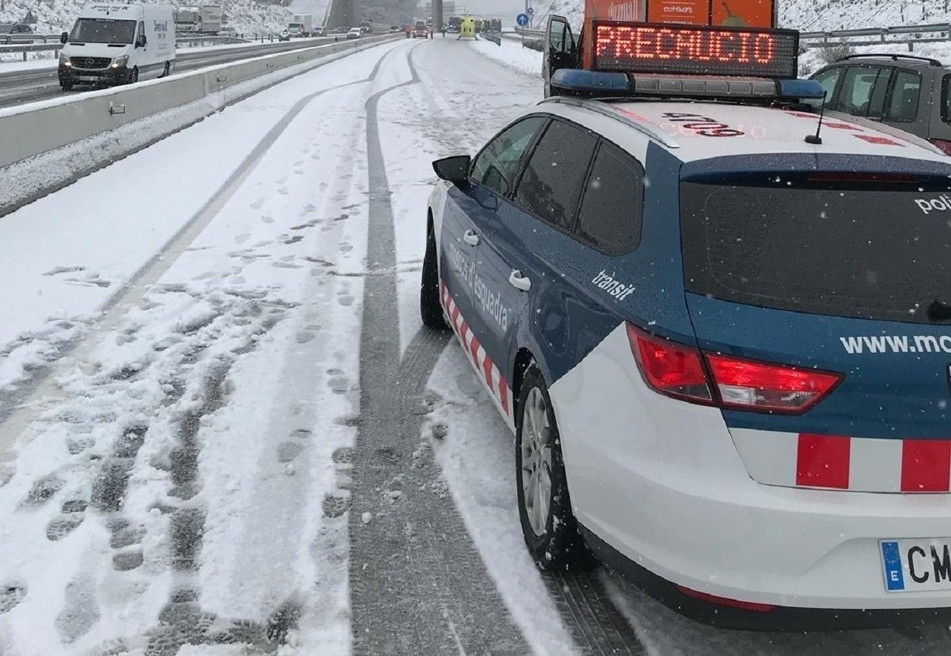 Queden cinc trams de carretera afectats per neu i gel a Catalunya