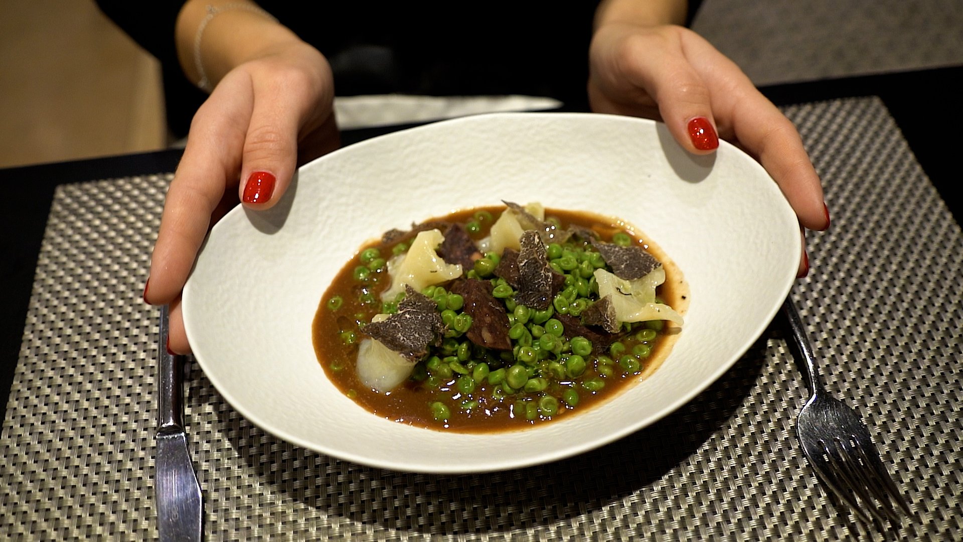 Pèsols amb tripa de bacallà i botifarra negra / Foto: Marc Ortín i Raquel Sánchez