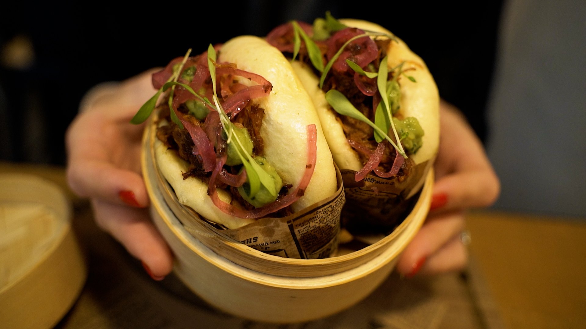 Bao de porc amb ceba, guacamole i coriandre / Foto: Marc Ortín i Raquel sánchez