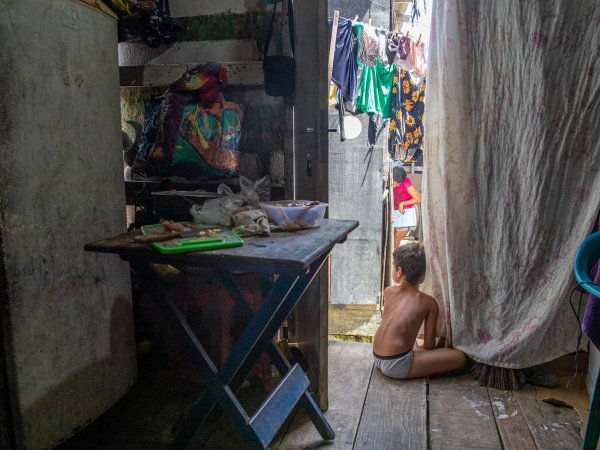 Un nen en una favela de Recife, una de les ciutats més pobres del Brasil | Fotografia: EFE