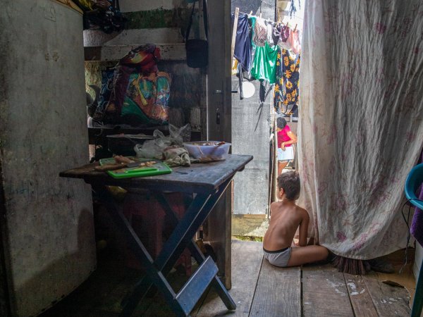 Un nen en una favela de Recife, una de les ciutats més pobres del Brasil | Fotografia: EFE Un nen en una favela de Recife, una de les ciutats més pobres del Brasil | Fotografia: EFE