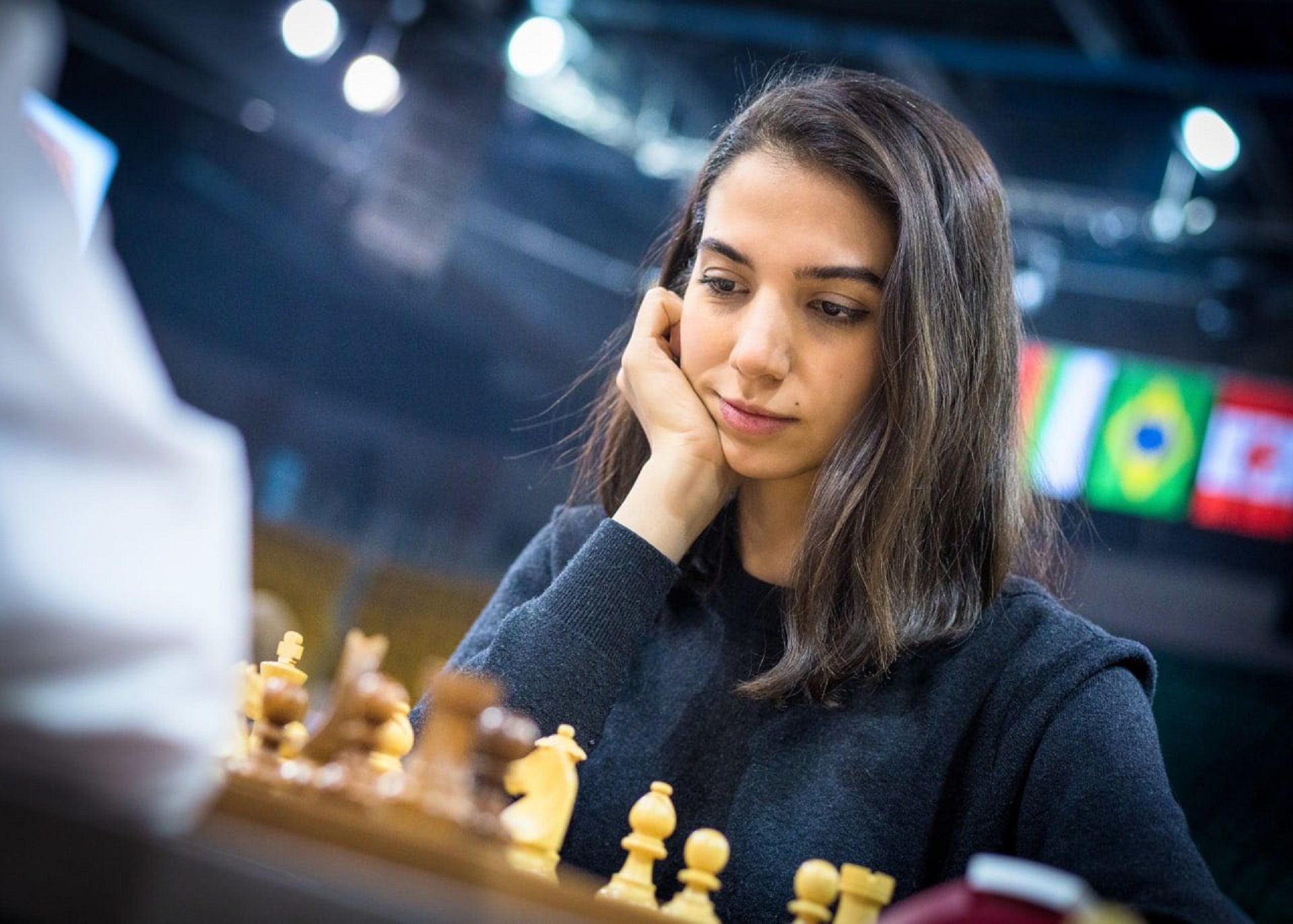 La jugadora d'escacs iraniana Sara Khadem desafia el règim i competeix sense vel al Mundial