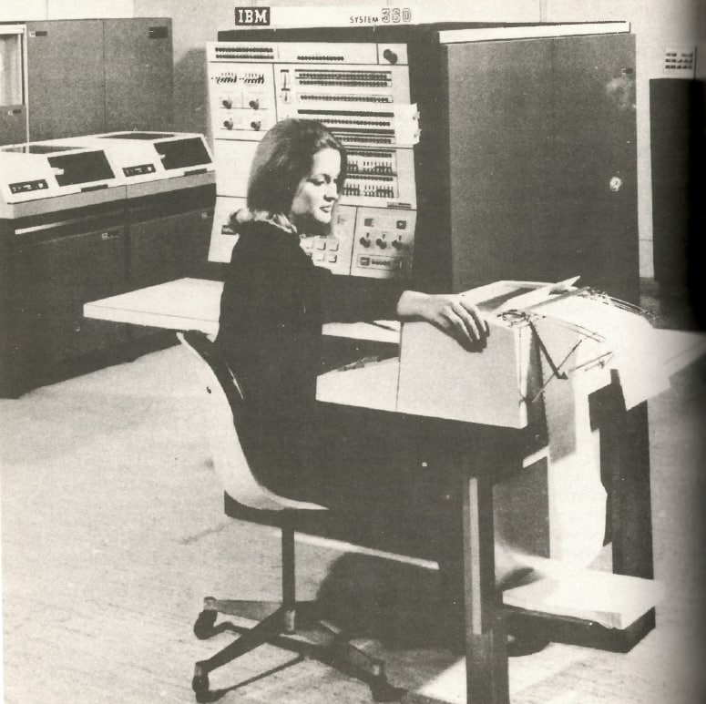 El Ayuntamiento de Barcelona jubila su primer ordenador, estrenado en 1967